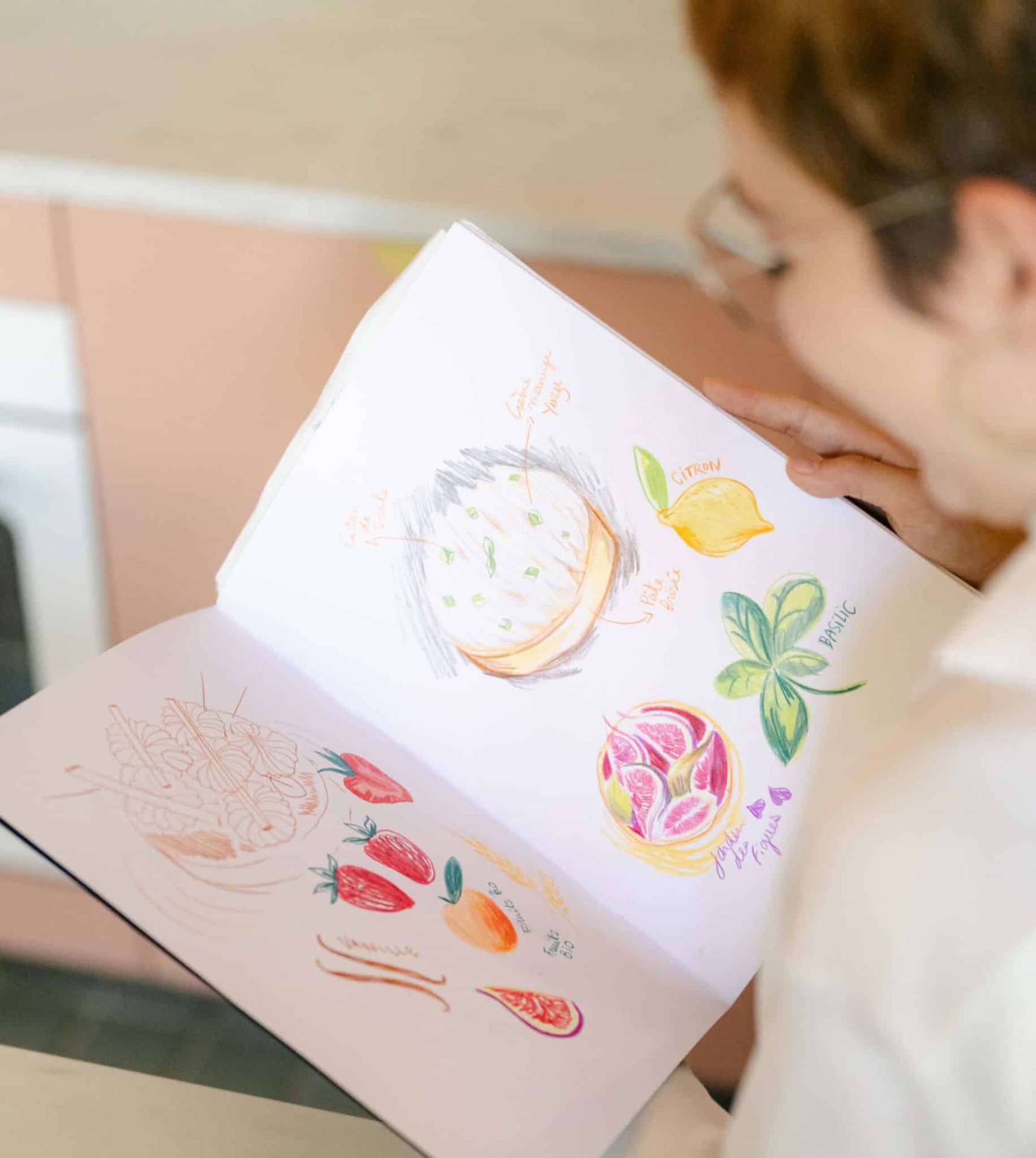 Marine Dion travaillant sur un carnet d'illustrations food